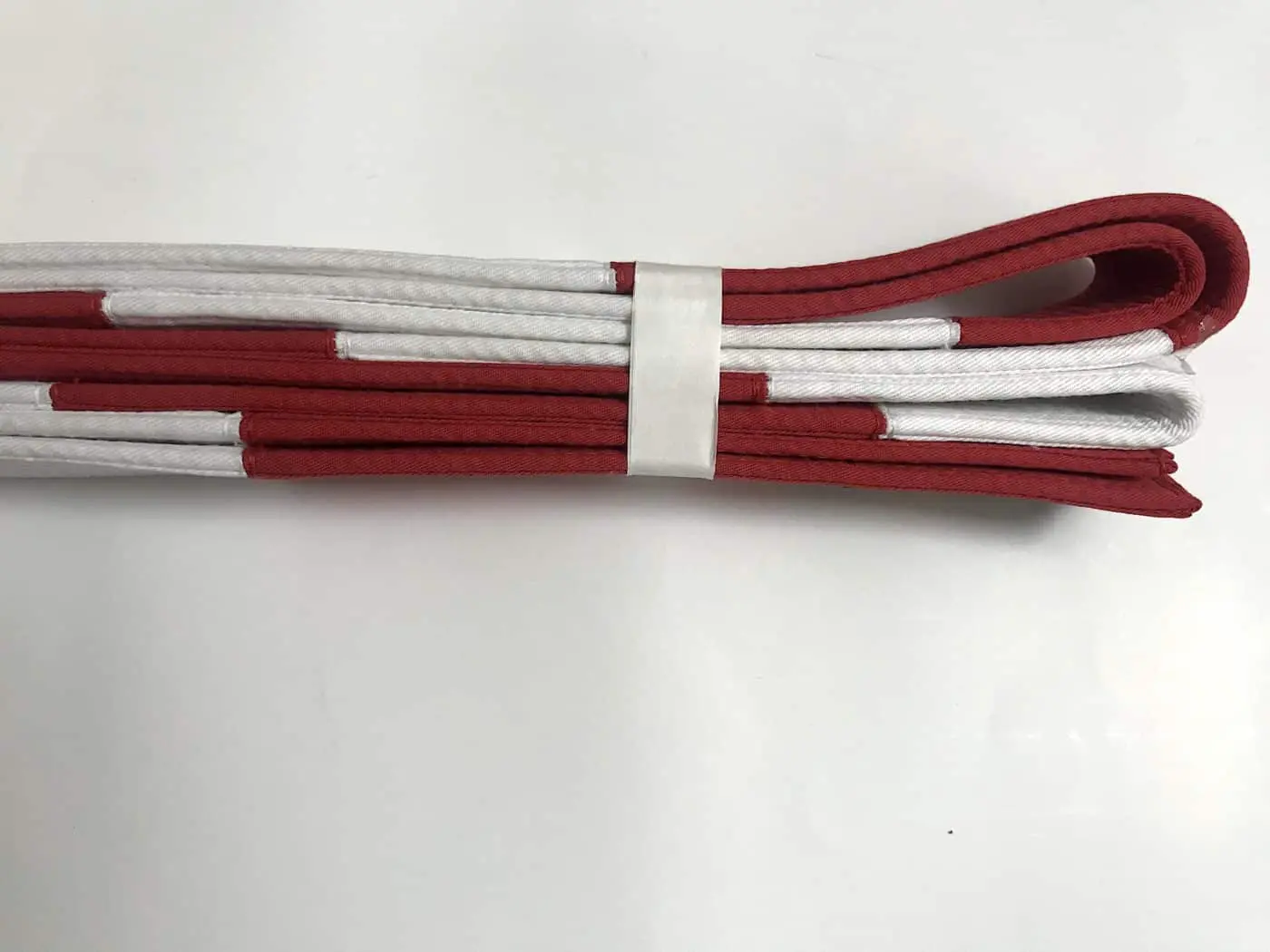 karate-belt-tokyodo-rosso-e-bianco-shihan-zoom-profilo