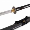 katana con lama affilata e fodero di legno