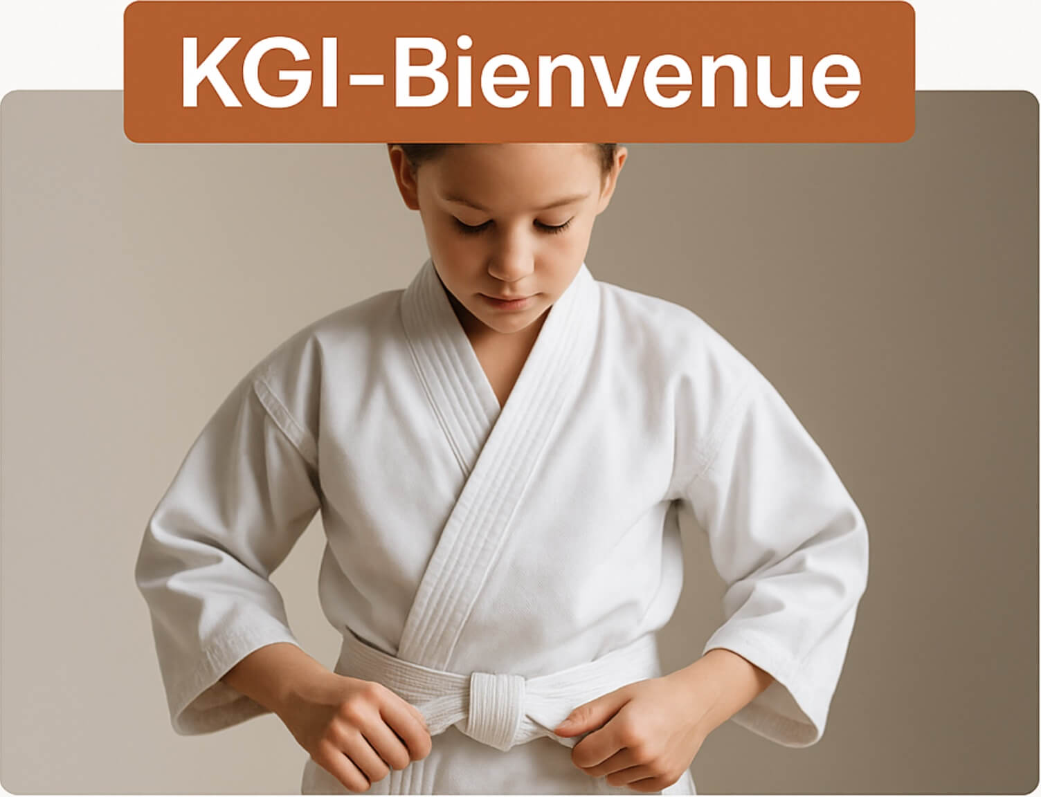 Offerta di benvenuto: -10% di sconto sul tuo 1ʳᵉ ordine 1 Giovane karateka che allaccia la cintura bianca - Offerta di benvenuto del Karate-Gi